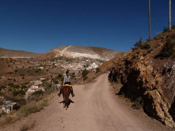 Chegando de cavalgada à Real de Catorze, Pueblo Mágico ao norte do México